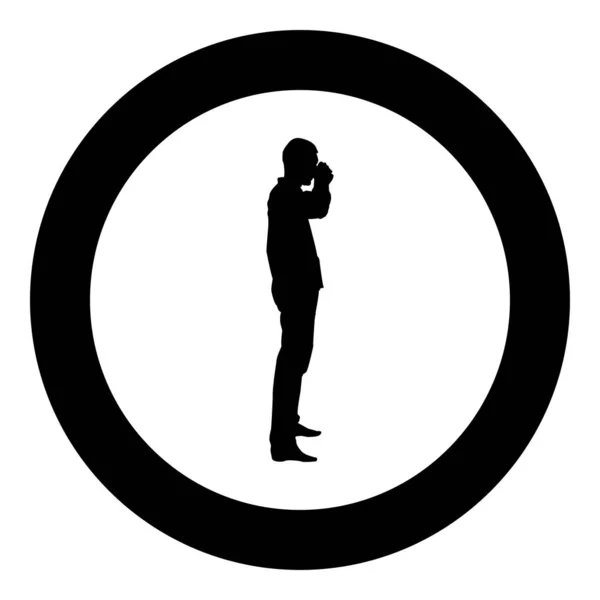 Człowiek pije od kubek stojąc ikony czarny kolor wektor w okrąg ilustracja płaski obraz — Wektor stockowy