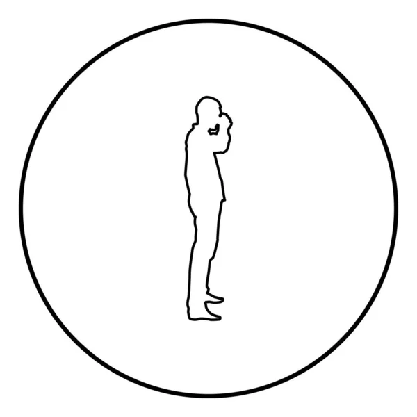 Homem bebendo de caneca em pé ícone esboço vetor de cor preta em círculo redondo ilustração imagem de estilo plano — Vetor de Stock
