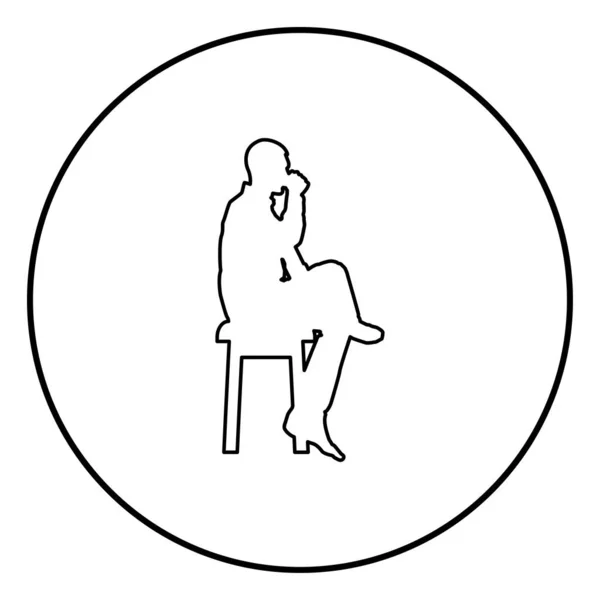 Homem bebendo de caneca sentado em banquinho com perna cruzada Conceito relaxar ícone esboço vetor de cor preta em círculo redondo ilustração imagem de estilo plano — Vetor de Stock