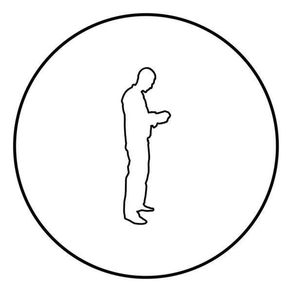 Reparador mestre homem em macacão com ferramenta em suas mãos construindo ícone nível contorno vetor de cor preta em círculo ilustração redonda imagem de estilo plano — Vetor de Stock