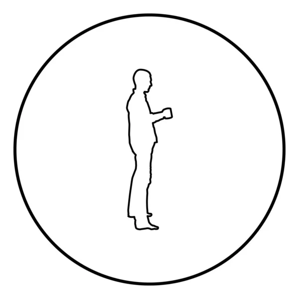 Homem com caneca em pé ícone esboço vetor de cor preta em círculo redondo ilustração imagem de estilo plano — Vetor de Stock