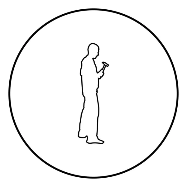 Reparador mestre homem em macacão com ferramenta em suas mãos ícone de martelo contorno vetor de cor preta em círculo ilustração redonda imagem de estilo plano — Vetor de Stock