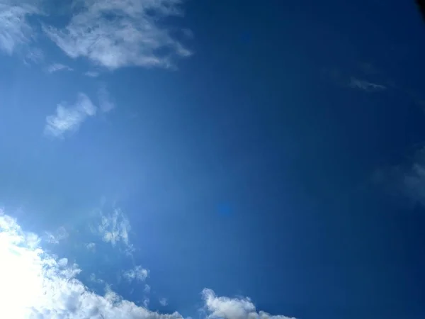 Céu com nuvens azuis Conceito bom tempo — Fotografia de Stock