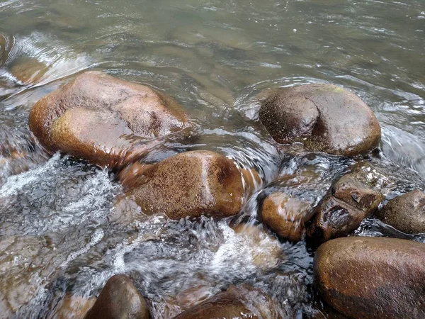 Νερό που ρέει πάνω από πέτρες που πλένονται με υγρό ποταμού Amazing νερό-καταρράκτη πάνω από φυσικούς βράχους — Φωτογραφία Αρχείου