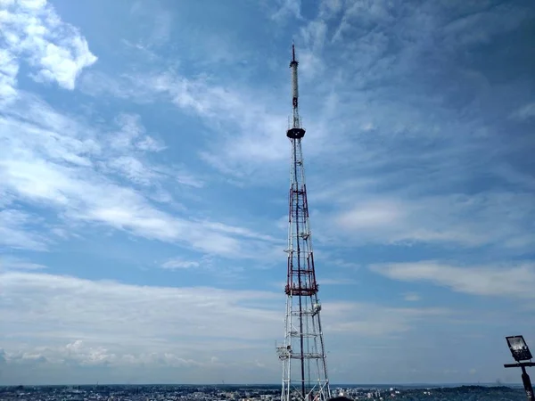 Telecomunicação torre azul nuvens no céu azul fundo — Fotografia de Stock