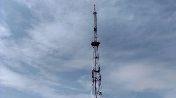 Телекоммуникационная башня голубые облака на голубом фоне неба — стоковое фото