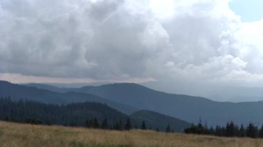 Ladin dağları ve gökyüzü Karpatlar Yeşil renk manzara güneşli bir günde ature