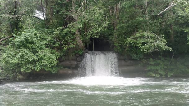 Dique de cascada Agua drenante Vertedero Río de montaña con piedra Arroyo de cascada precipitada — Vídeos de Stock