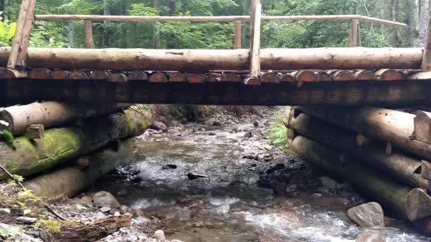 Houten structuur kunstmatige waterval onder het door de mens veroorzaakte brug kanaal concept — Stockvideo