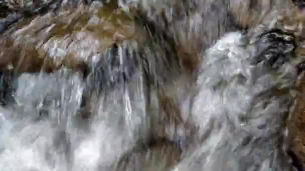 Wasser, das über Felsbrocken fließt, von Flussflüssigkeit gespült, erstaunliche Wasserkaskade über natürliche Felsen, stark fließendes Wasser — Stockvideo