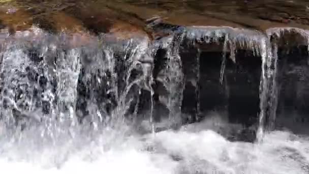 Struttura in legno cascata artificiale sotto il ponte artificiale Concetto di canale Cascata cadente — Video Stock