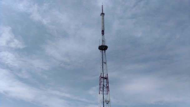 Telecommunication tower blue clouds on blue sky background — Stock Video