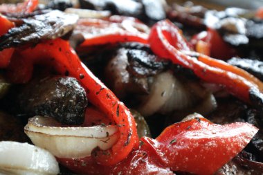 Bulgar biber, soğan ve patlıcan ateşe kavrulmuş. Evde hazırlayacak değil sebze rago. Ve genel olarak, bu sebzeler güzel bir soyut fotoğraf oluşturdu. Aktif dinlenme ve sağlıklı gıda teşvik insanlar için iyi fotoğraflar.