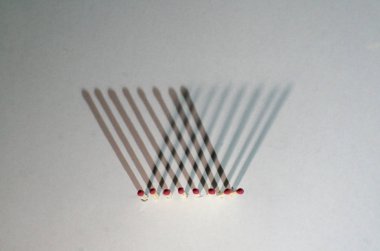 Biz bir gölge, belirli bir geometrik şekil almak orijinal ışıkta yönettiği maçlar üste maruz. Ve sıcaklık ışık, renklerin çeşitli tür.