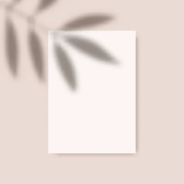シャドウ オーバーレイ付きの白い垂直用紙 5X7 インチ モダンでスタイリッシュなグリーティングカードや結婚式の招待状モックアップ 編集可能なベクトル設計 グラデーションメッシュ 透明度効果 — ストックベクタ