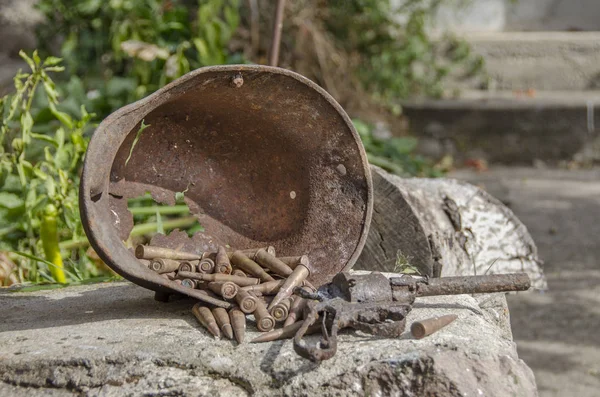 Memorabilia Primera Guerra Mundial Casco Oxidado Balas Fotos De Stock