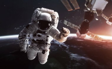 Dünya yörüngesinde astronot ve arkasında Uzay istasyonu var. Elem