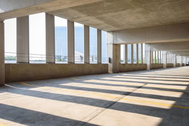 geniş açı otoparkta güneşli bir şehir