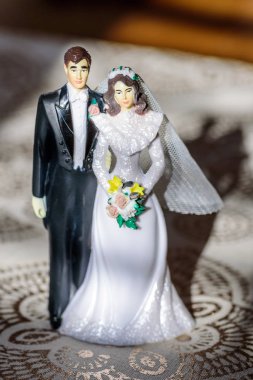 makro closeup vintage plastik düğün pastası topper gelin ve damat