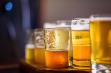 makro yakın çekim güneş ışığı altında MICROBREWERY Chicago, Illinois, bir bira uçuş