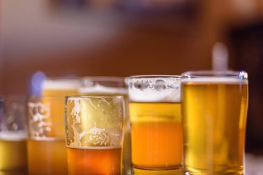 makro yakın çekim güneş ışığı altında MICROBREWERY Chicago, Illinois, bir bira uçuş