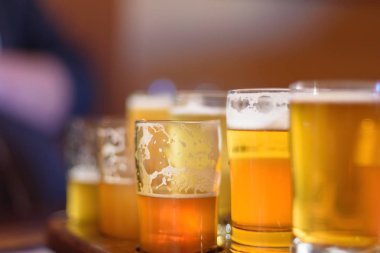 makro yakın çekim güneş ışığı altında MICROBREWERY Chicago, Illinois, bir bira uçuş
