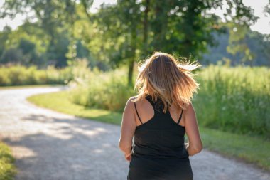 Parkta koşup egzersiz yapan sağlıklı bir insanın arka plan görüntüsü