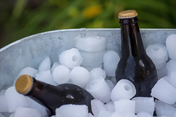 Nahaufnahme Brauner Bierflaschen Verzinkter Wanne Mit Eiswürfeln Sommer — Stockfoto