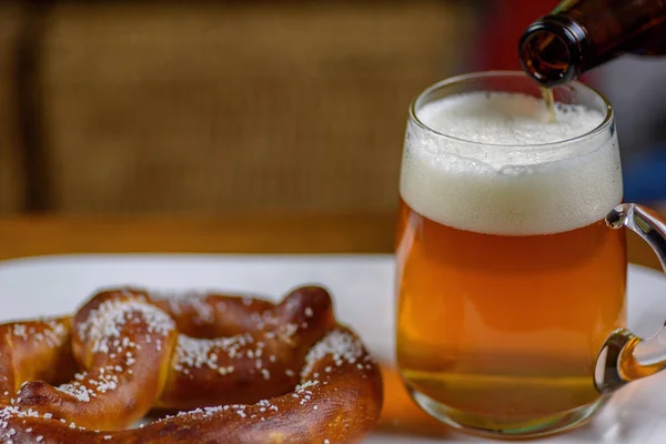 Bier Einen Großen Glasbecher Auf Teller Mit Warmer Weicher Brezel — Stockfoto