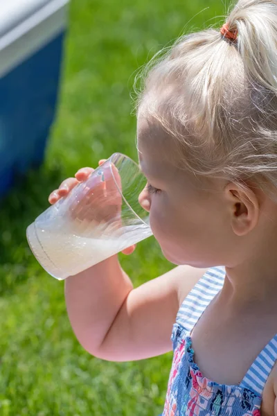 Primer Plano Niño Sediento Bebiendo Una Taza Plástico Limonada Espumosa — Foto de Stock