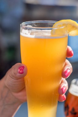 makro closeup uzun bardak bira dışında kadar yaz aylarında tutan kadın