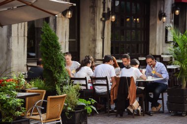 Montreal, Quebec /Canada - 07-17-2018: genç yetişkinlerin dışında kaldırım café'de yaz aylarında yemek grubu