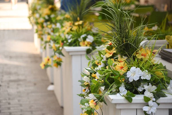 Öka Kundtrafik Utomhus Café Restauranger Med Attraktiva Blomsterarrangemang — Stockfoto