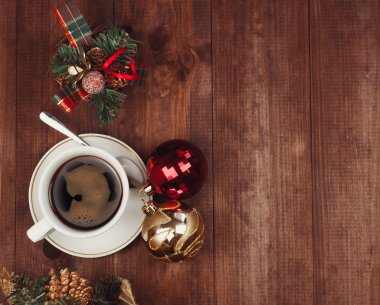 Noel yakın çekim Noel topları ve kahve. Üstten görünüm Noel çalışma alanı'nın. Sen metin için yer.