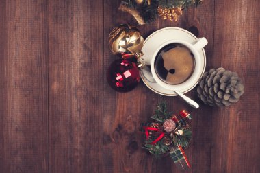 Noel işyeri, fincan kahve ve bir kahverengi ahşap Noel ağacına tablo dokulu. Üstten görünüm Noel arka plan