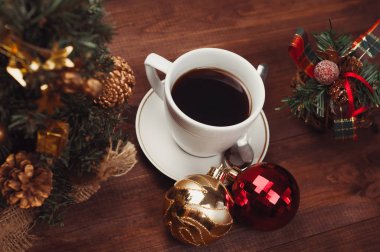 Noel yakın çekim Noel topları ve kahve. Bir Noel çalışma alanı'nın üstten görünüm.