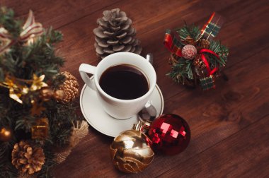 Noel yakın çekim Noel topları ve kahve. Bir Noel çalışma alanı'nın üstten görünüm.