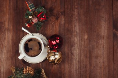 Noel yakın çekim Noel topları ve kahve. Bir Noel çalışma alanı'nın üstten görünüm.