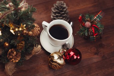 Noel yakın çekim Noel topları ve kahve. Bir Noel çalışma alanı'nın üstten görünüm.