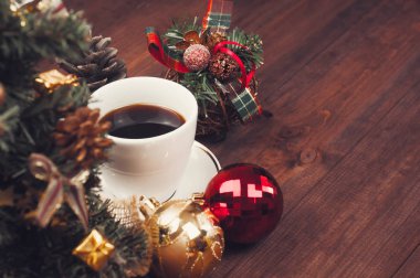 Noel yakın çekim Noel topları ve kahve. Bir Noel çalışma alanı'nın üstten görünüm.