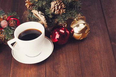 Noel yakın çekim Noel topları ve kahve. Bir Noel çalışma alanı'nın üstten görünüm.