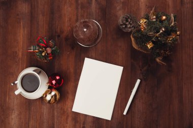 Noel işyeri, fincan kahve ve Noel topları, Noel ağacı ve bir kahverengi ahşap Noel babaya mektup tablo dokulu..