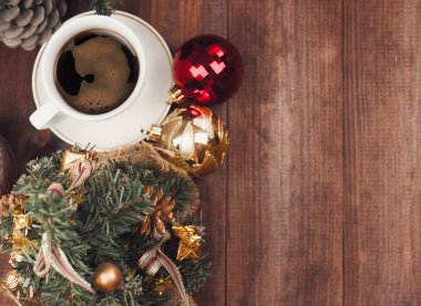 Noel işyeri, fincan kahve ve bir kahverengi ahşap Noel ağacına tablo dokulu. Üstten görünüm Noel arka plan