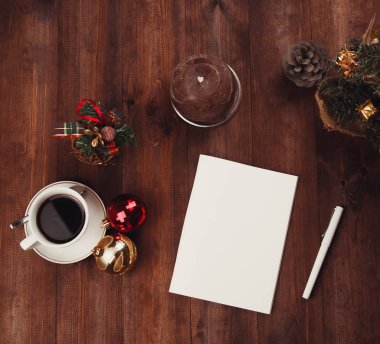 Noel işyeri, fincan kahve ve Noel topları, Noel ağacı ve bir kahverengi ahşap Noel babaya mektup tablo dokulu..