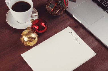 Noel işyeri, fincan kahve ve Noel topları, Noel ağacı ve bir kahverengi ahşap Noel babaya mektup tablo dokulu..