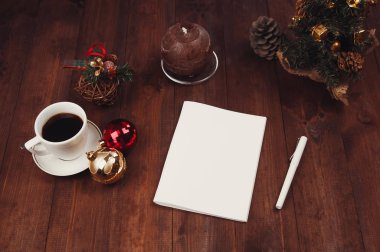 Noel işyeri, fincan kahve ve Noel topları, Noel ağacı ve bir kahverengi ahşap Noel babaya mektup tablo dokulu..