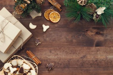 Noel dekorasyon, Hediyelik kutu, Kuru portakal, tarçın ve Noel çelenk çerçeve arka plan, kahverengi ahşap masa yüzeyi kopya alanı ile üstten görünüm. 