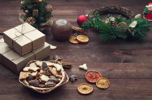 クリスマスの背景の平面図です クリスマス プレゼント クッキーとドライのオレンジ茶色の木製のテーブル — ストック写真