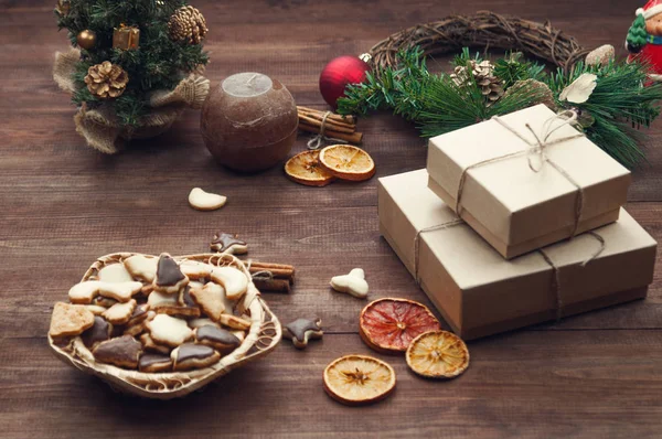クリスマスの背景の平面図です クリスマス プレゼント クッキーとドライのオレンジ茶色の蝋燭と茶色の木製のテーブル — ストック写真