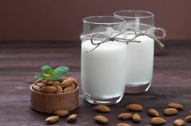 Badem sütü, badem ile masada iki bardak.